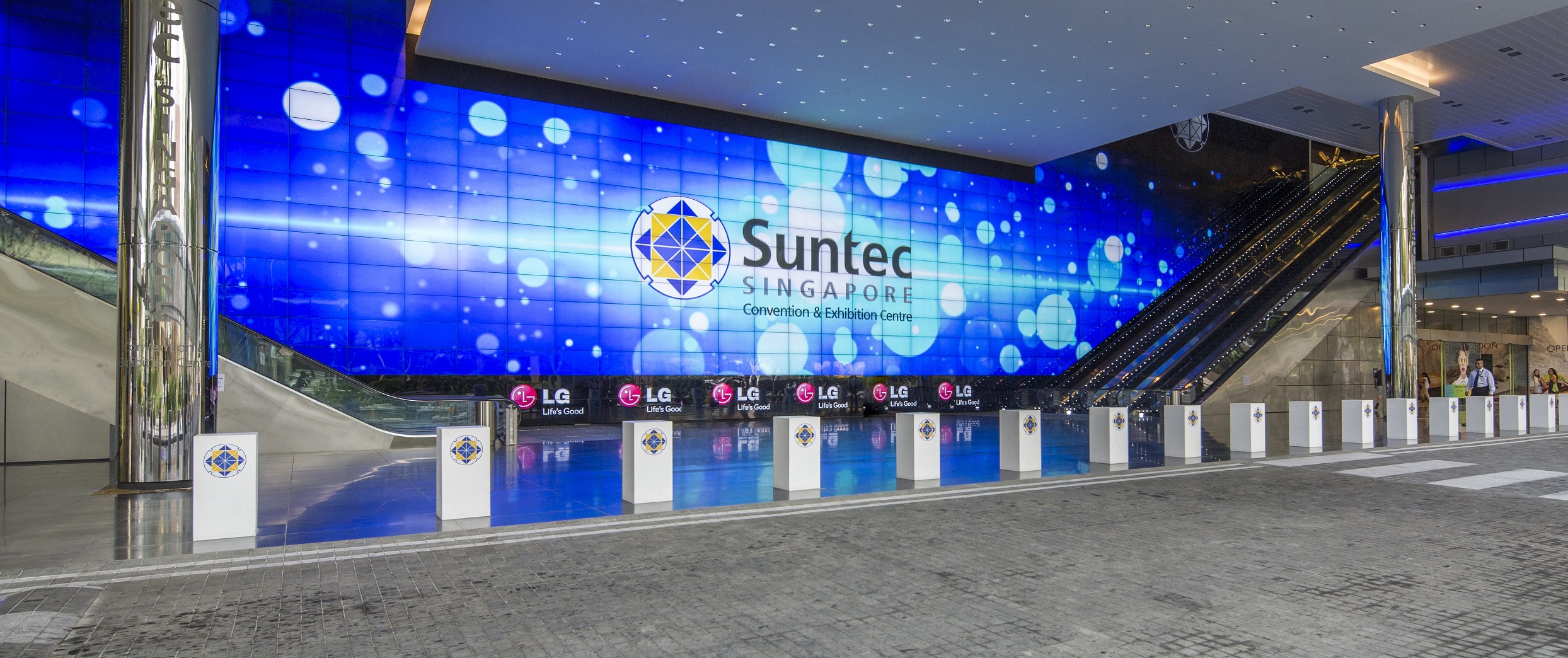 Suntec Singapore Convention Centre drop-off area and entrance